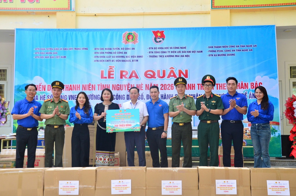 Đoàn công tác trao biểu trưng quà tặng xã Mường Quàng