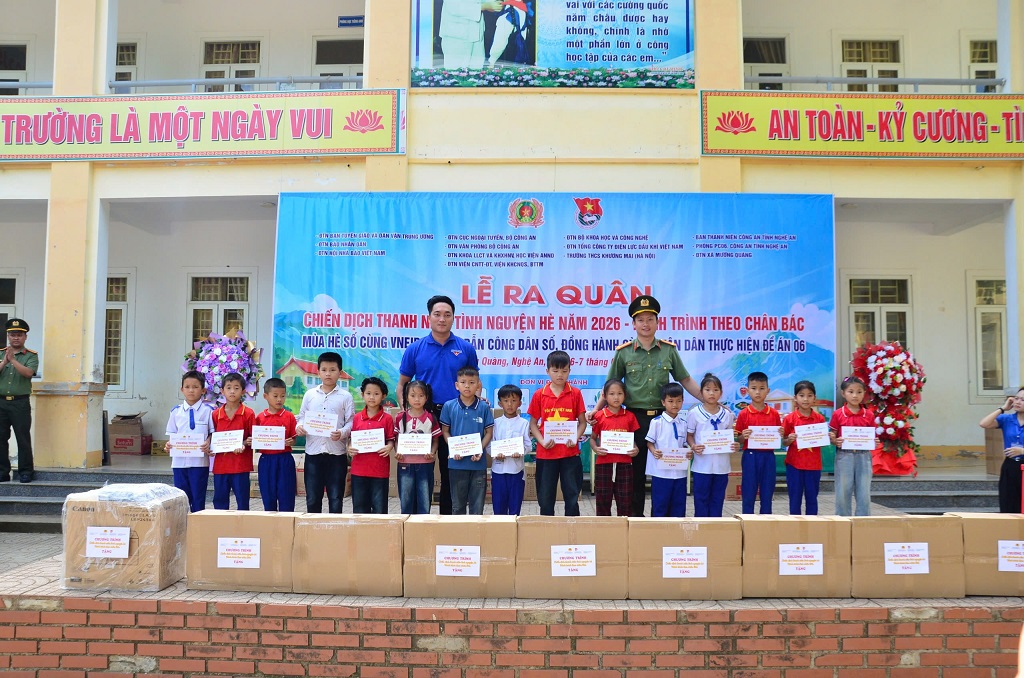 Đoàn công tác trao quà tặng học sinh