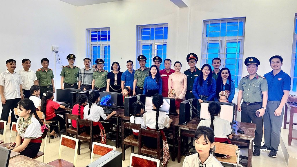 Đại biểu tham quan phòng máy vi tính của Trường Tiểu học Cắm Muộn 