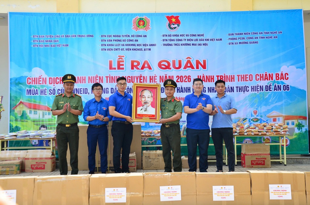 Ban tổ chức tặng quà Ban Thanh niên Công an tỉnh Nghệ An