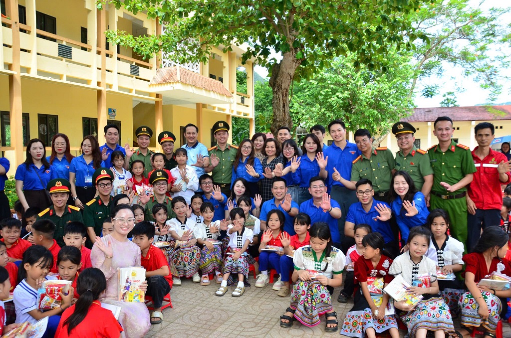 Đoàn công tác chụp ảnh lưu niệm cùng học sinh Trường Tiểu học Cắm Muộn