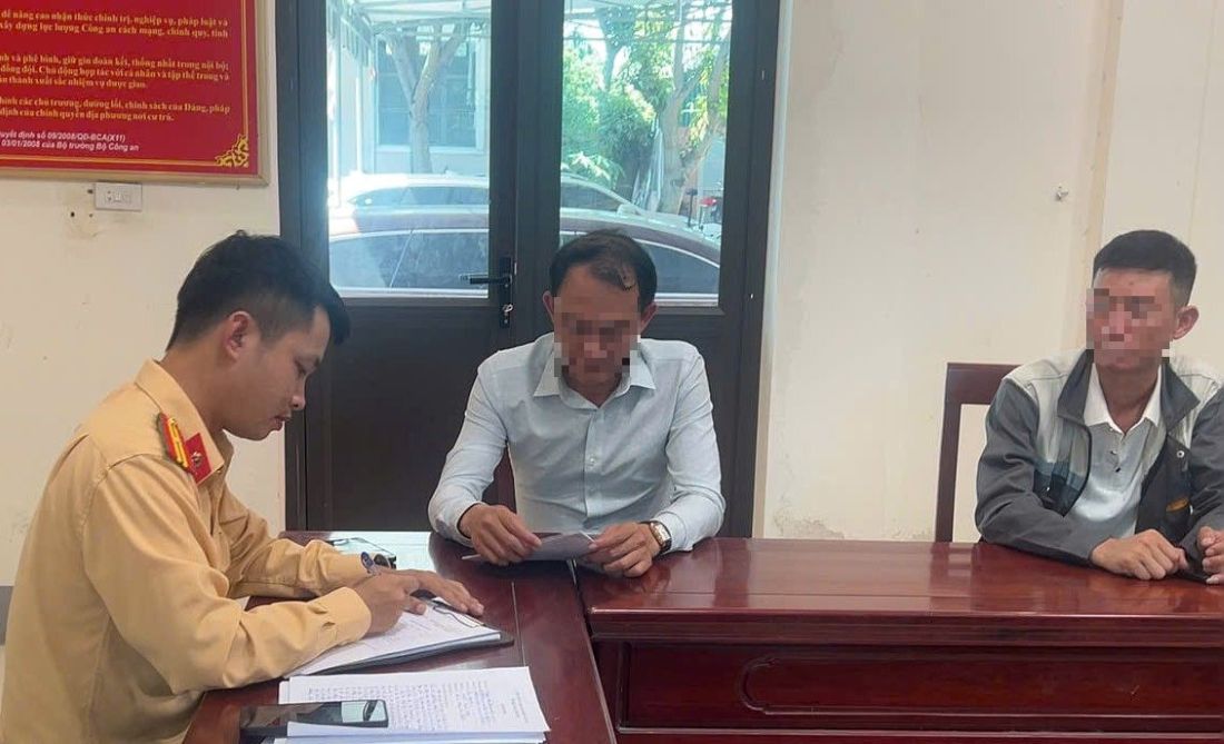 Đội CSGT số 5 làm việc với 02 anh N.X.T. và N.Đ.S. 
