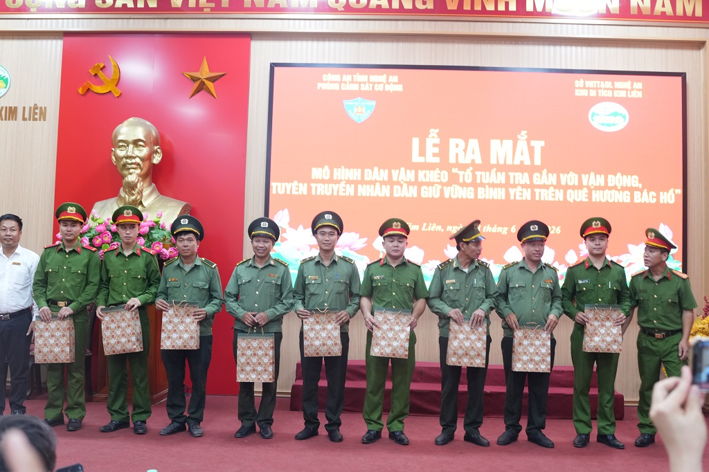Tặng quà Tổ tuần tra 