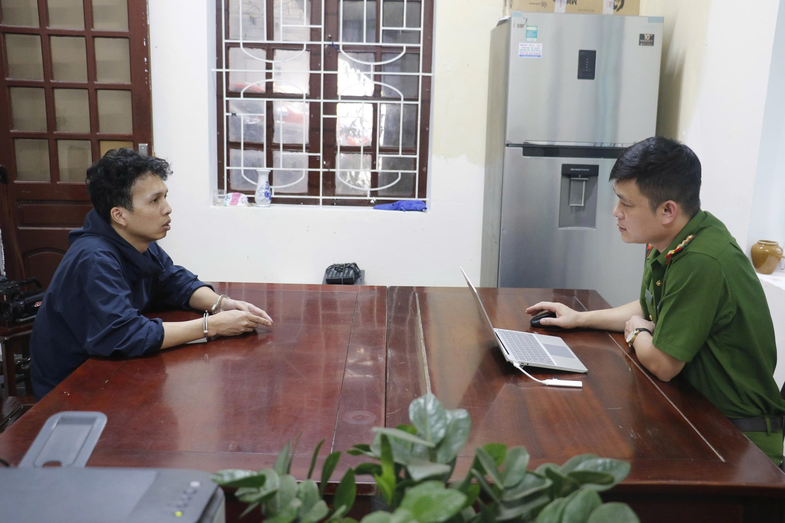 Cơ quan Công an lấy lời khai Nguyễn Văn Tuấn - đối tượng chủ mưu, cầm đầu ổ nhóm đánh bạc và rửa tiền 