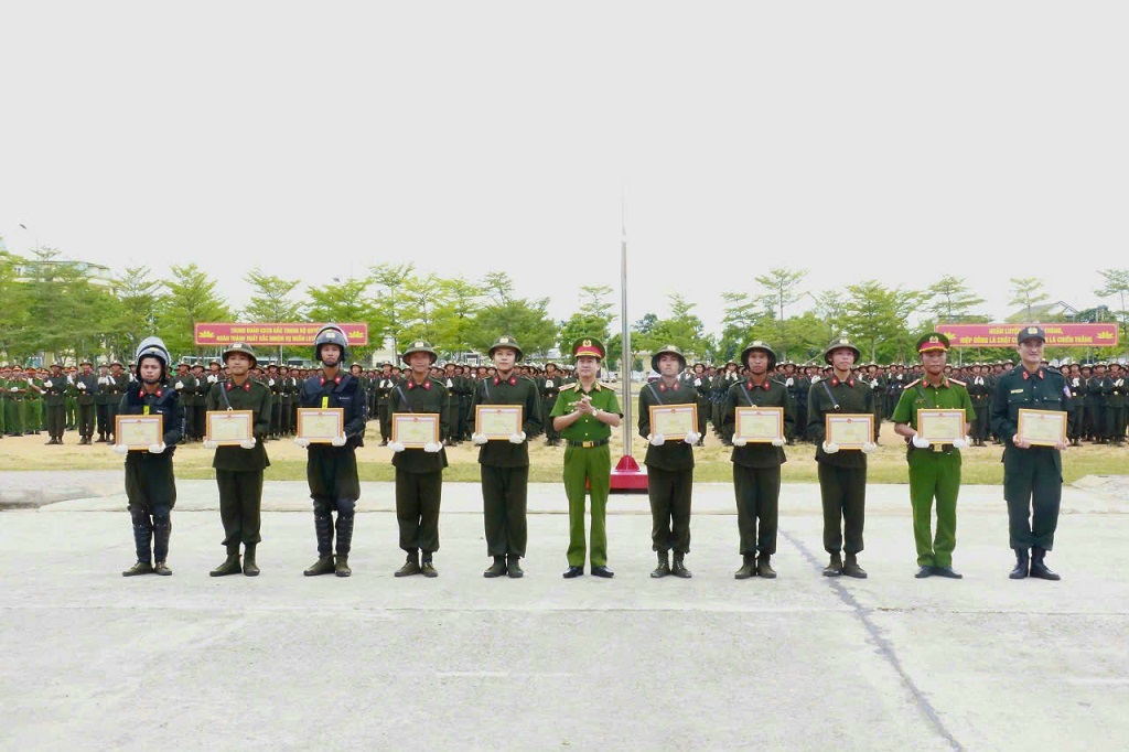 Trao giấy chứng nhận hoàn thành khóa huấn luyện và giấy khen cho cá nhân đạt thành tích xuất sắc 
