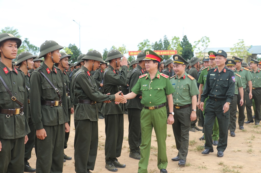 Đồng chí Thiếu tướng Lê Văn Sao - Phó Tư lệnh Cảnh sát cơ động, Bộ Công an cùng đồng chí Đại tá Nguyễn Huy Khích, Phó Giám đốc Công an tỉnh Nghệ An động viên chiến sĩ hoàn thành khoá huấn luyện