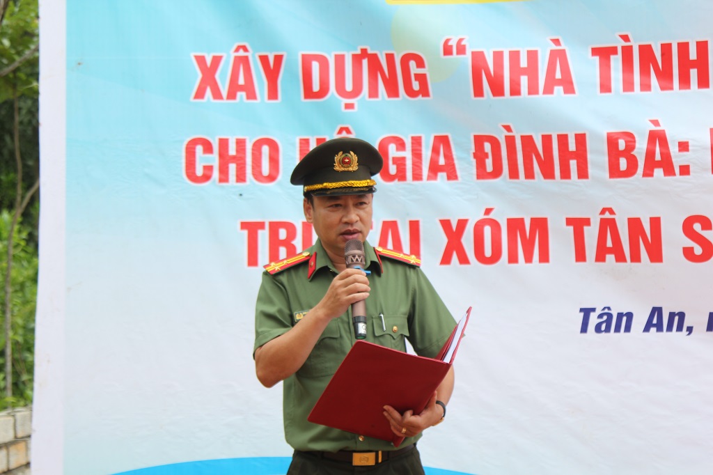 Đại diện Lãnh đạo Phòng Công tác chính trị Công an tỉnh phát biểu