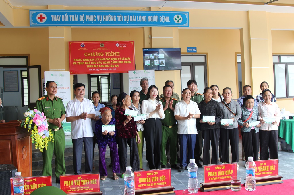 Tổ chức chương trình khám, sàng lọc, tư vấn bệnh lý về mắt và trao quà tặng hoàn cảnh khó khăn