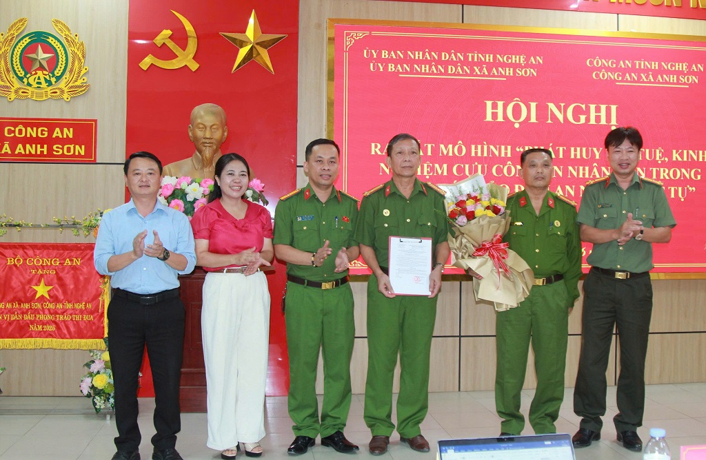 Tặng hoa Ban Chỉ đạo mô hình