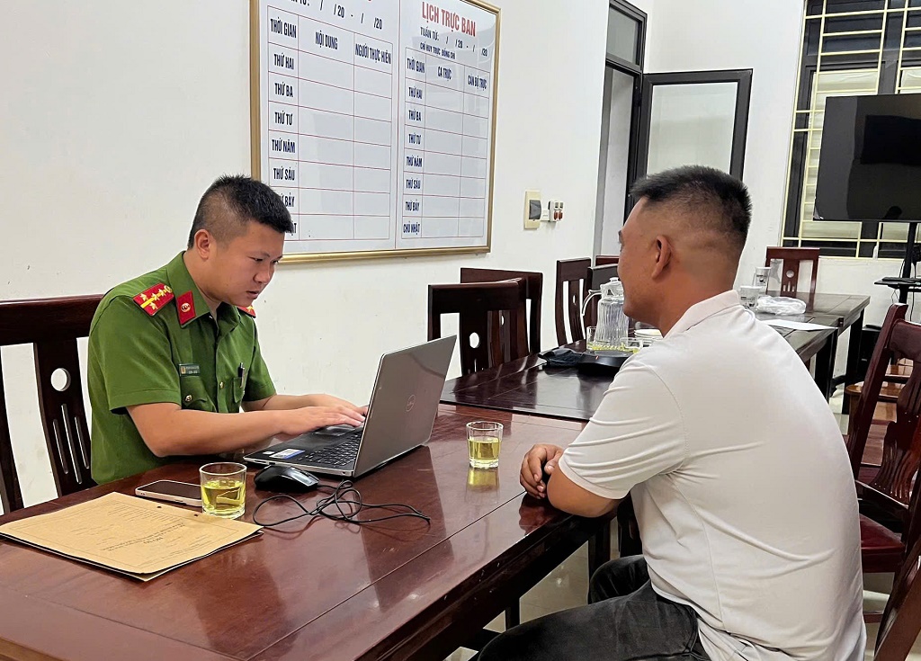 Công an xã Quỳnh Anh làm việc với bố đẻ có hành vi đánh đập con