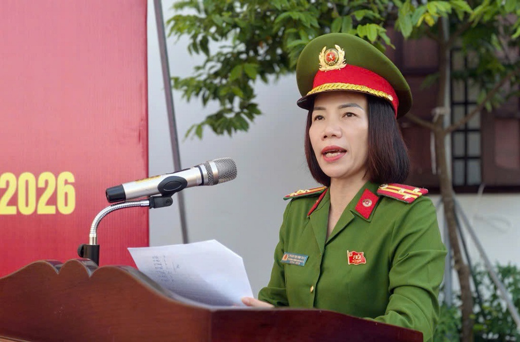 Đại diện chỉ huy Công an phường Cửa Lò phát biểu tại buổi lễ