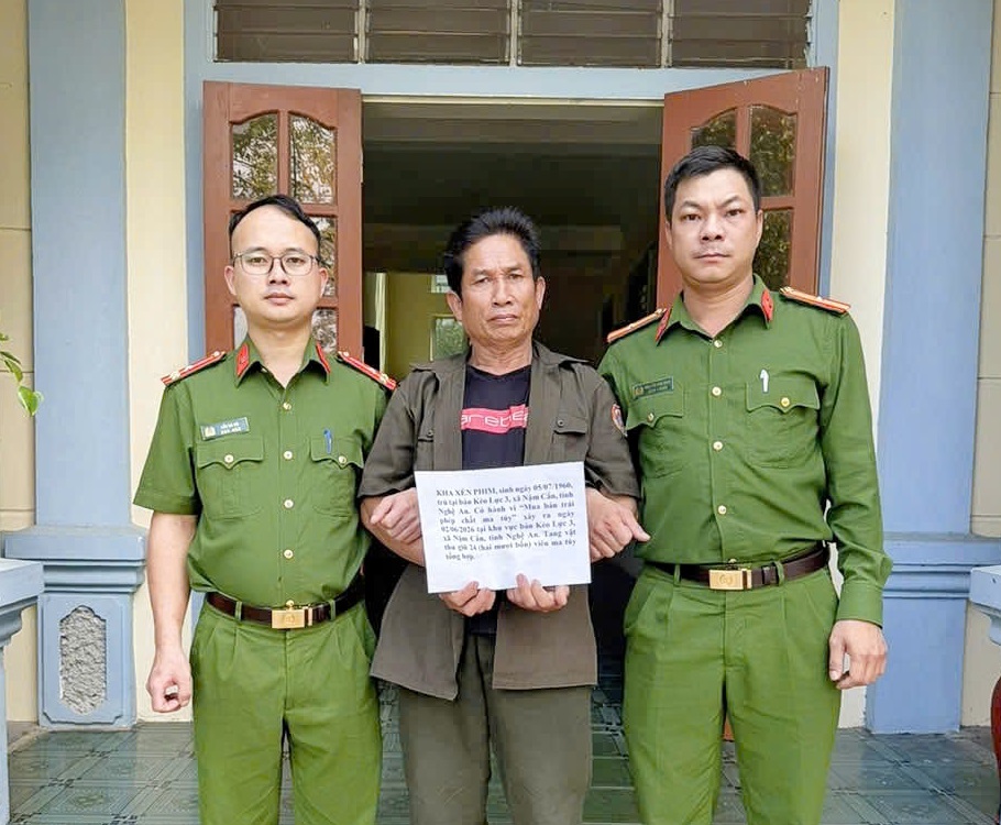 Công an xã Hữu Kiệm bắt quả tang đối tượng mua bán trái phép chất ma túy tại khu vực biên giới
