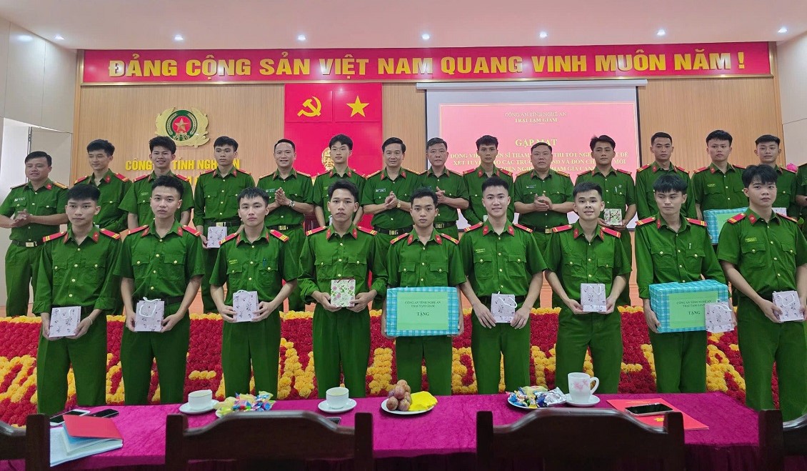 Lãnh đạo Trại Tạm giam tặng quà động viên, khích lệ chiến sĩ đạt được kết quả cao trong kỳ thi
