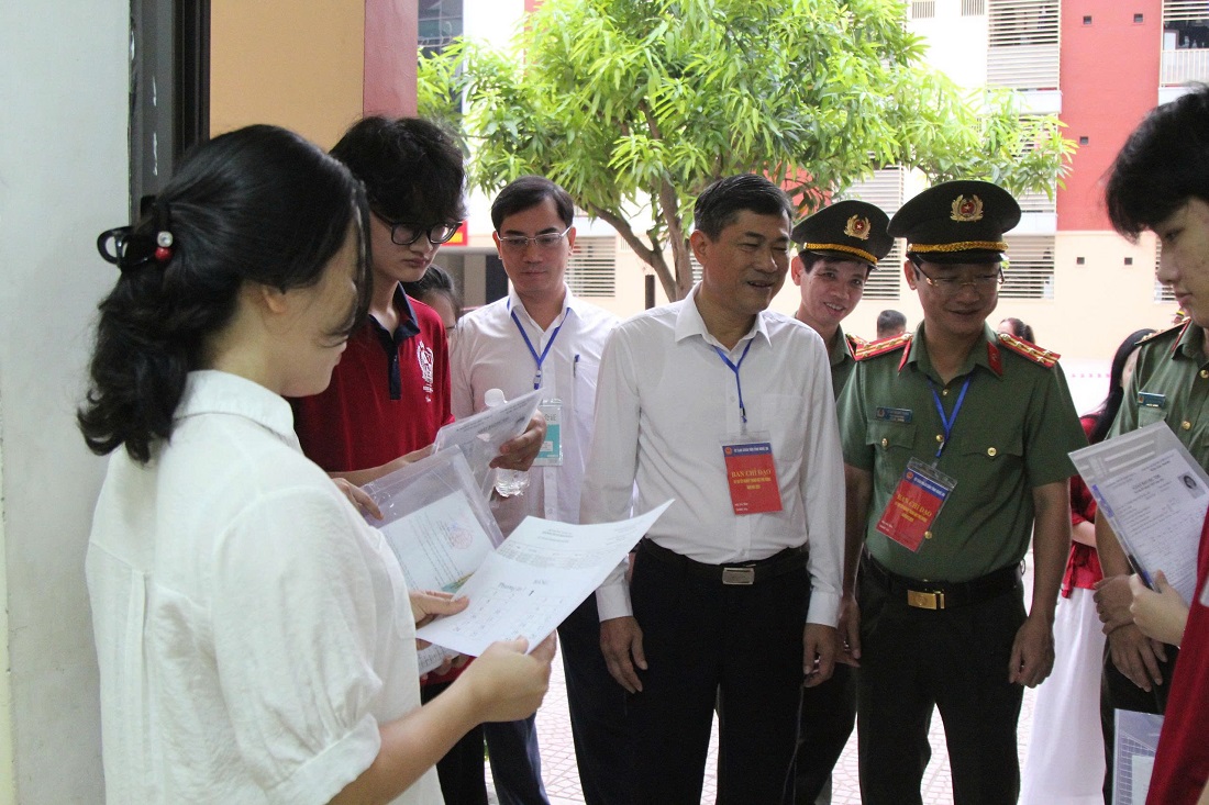 Đồng chí Thái Văn Thành, Phó Chủ tịch UBND tỉnh kiểm tra tại Trường Phổ thông dân tộc nội trú tỉnh