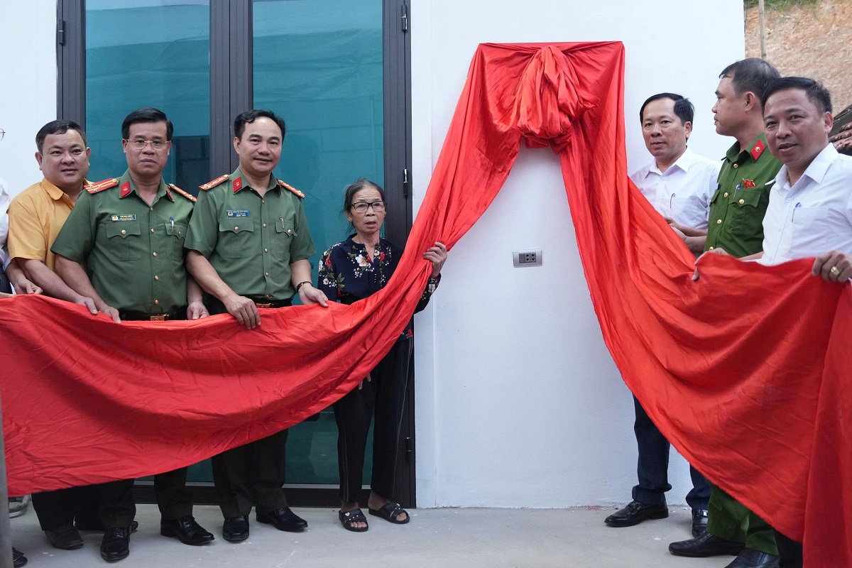 Lễ bàn giao nhà 