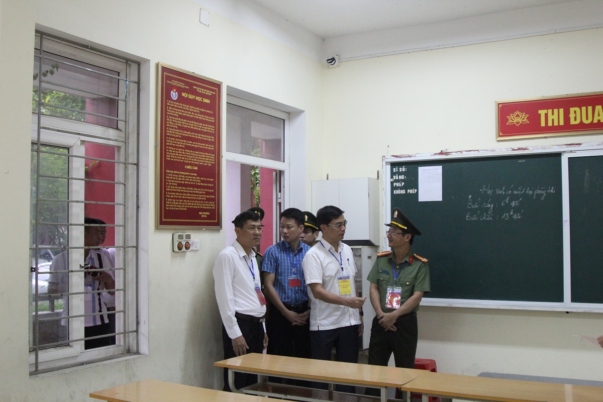 Đồng chí Thái Văn Thành, Phó Chủ tịch UBND tỉnh kiểm tra tại Trường THPT Huỳnh Thúc Kháng
