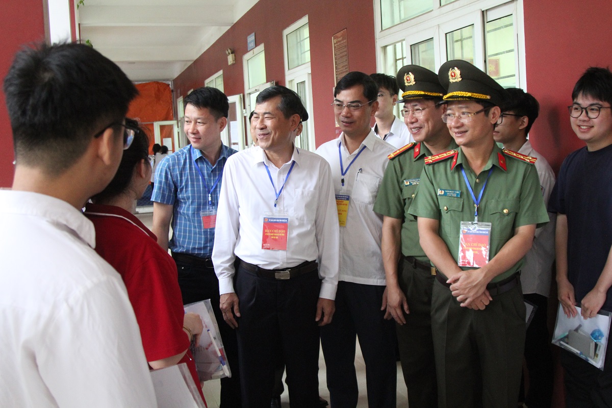 Đồng chí Thái Văn Thành, Phó Chủ tịch UBND tỉnh kiểm tra tại Trường THPT Huỳnh Thúc Kháng