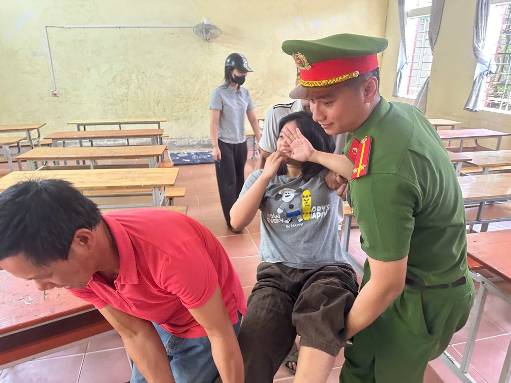 Công an xã Nghĩa Đàn kịp thời hỗ trợ em Nguyễn Bảo Trâm không may bị chấn thương gãy chân trước kỳ thi, tham gia dự thi
