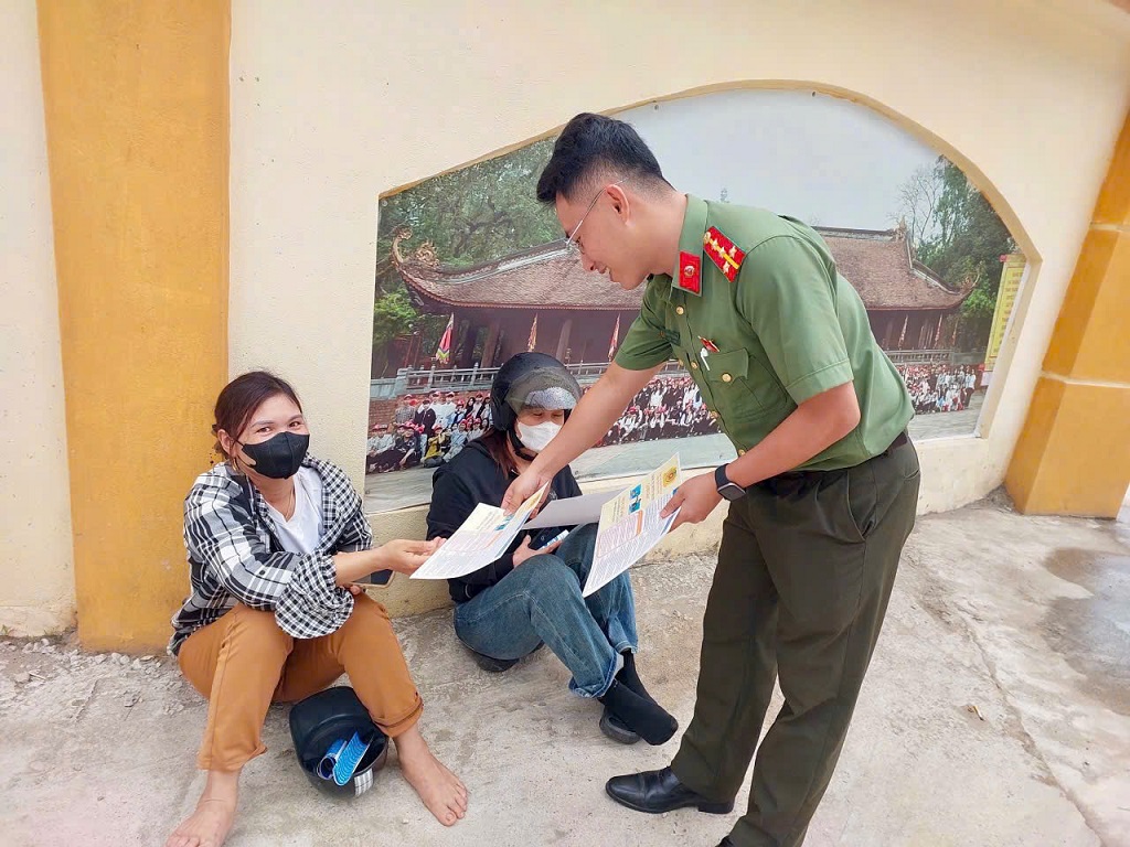 “Tiếp sức mùa thi” kết hợp phát tờ rơi tuyên truyền phòng, chống ma túy, lừa đảo trên không gian mạng