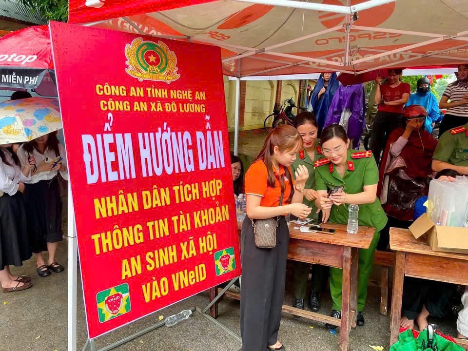 Tại chương trình “tiếp sức mùa thi” Công an xã Đô Lương hỗ trợ người nhà thí sinh tích hợp thông tin an sinh xã hội vào ứng dụng VNeID