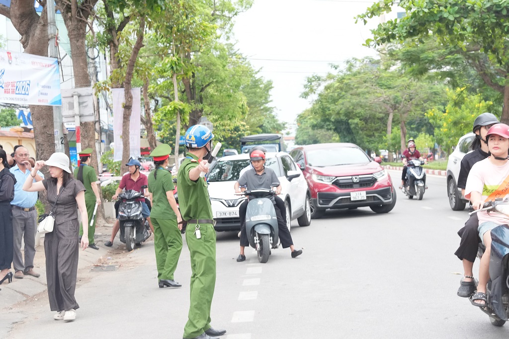 Công an Nghệ An hỗ trợ phân luồng giao thông, bảo đảm an ninh trật tự Kỳ thi tốt nghiệp THPT