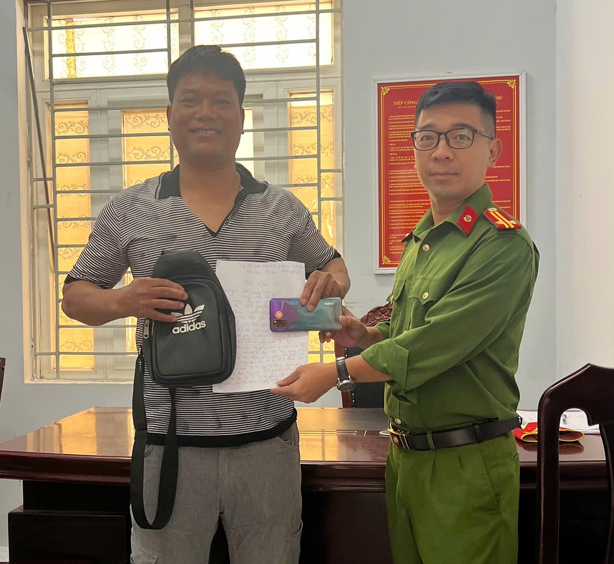 Công an phường Vinh Phú tìm lại chủ sở hữu, trao trả tài sản cho người dân