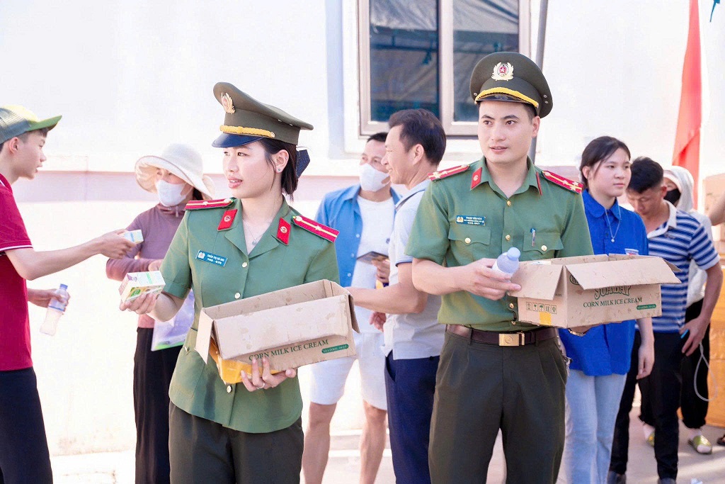 Công an xã hỗ trợ thí sinh