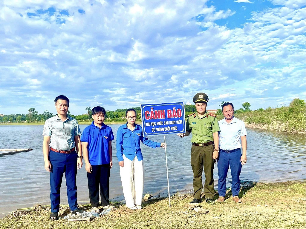 Công an xã Quỳnh Tam cắm biển báo phòng chống tai nạn đuối nước