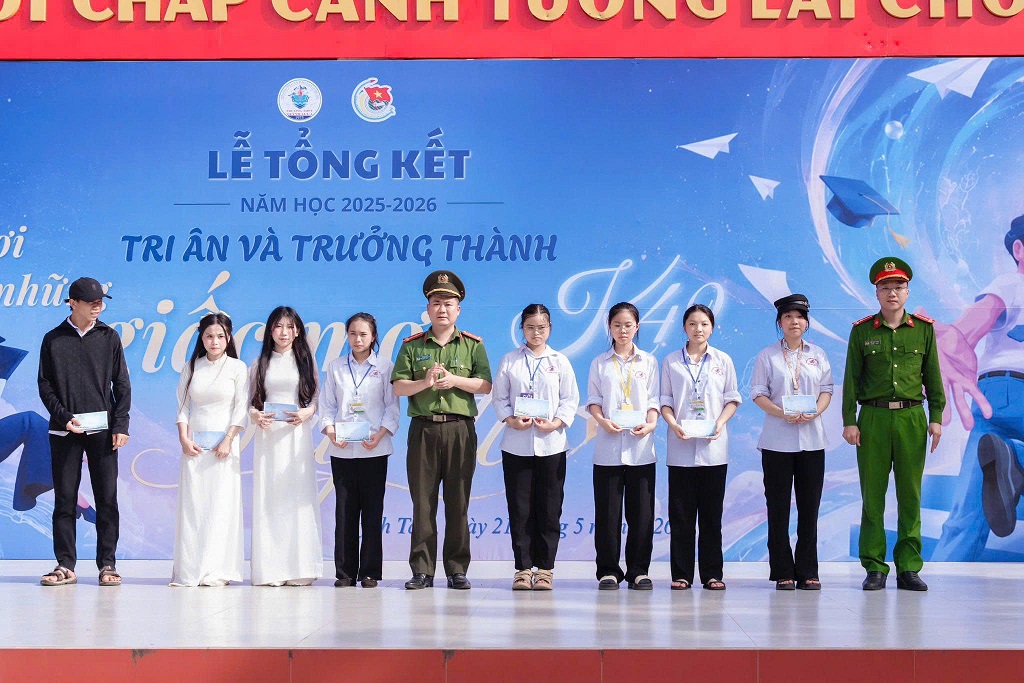 Công an xã trao nhiều phần quà đến với học sinh