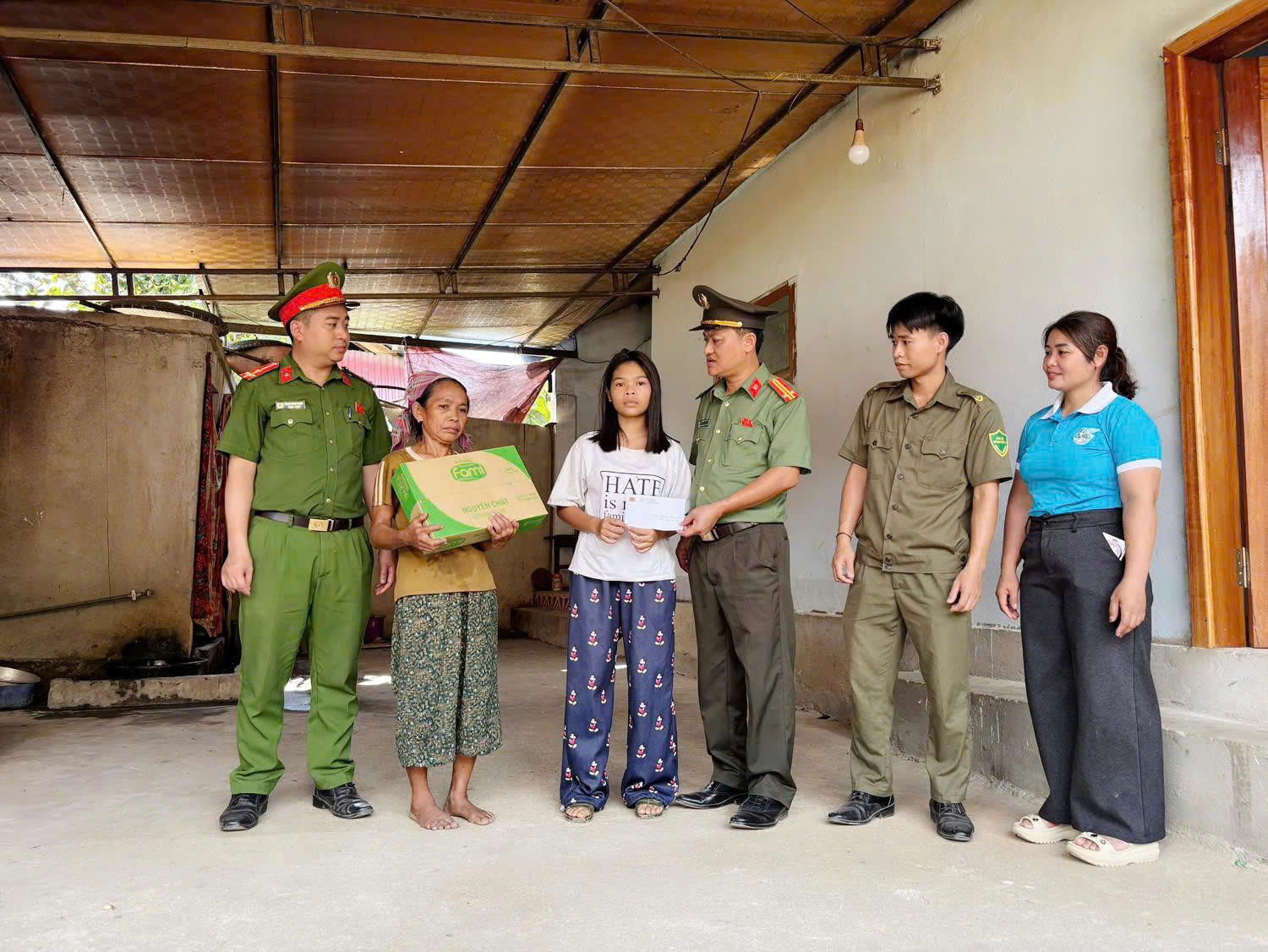 Công an xã Tam Thái tặng quà 