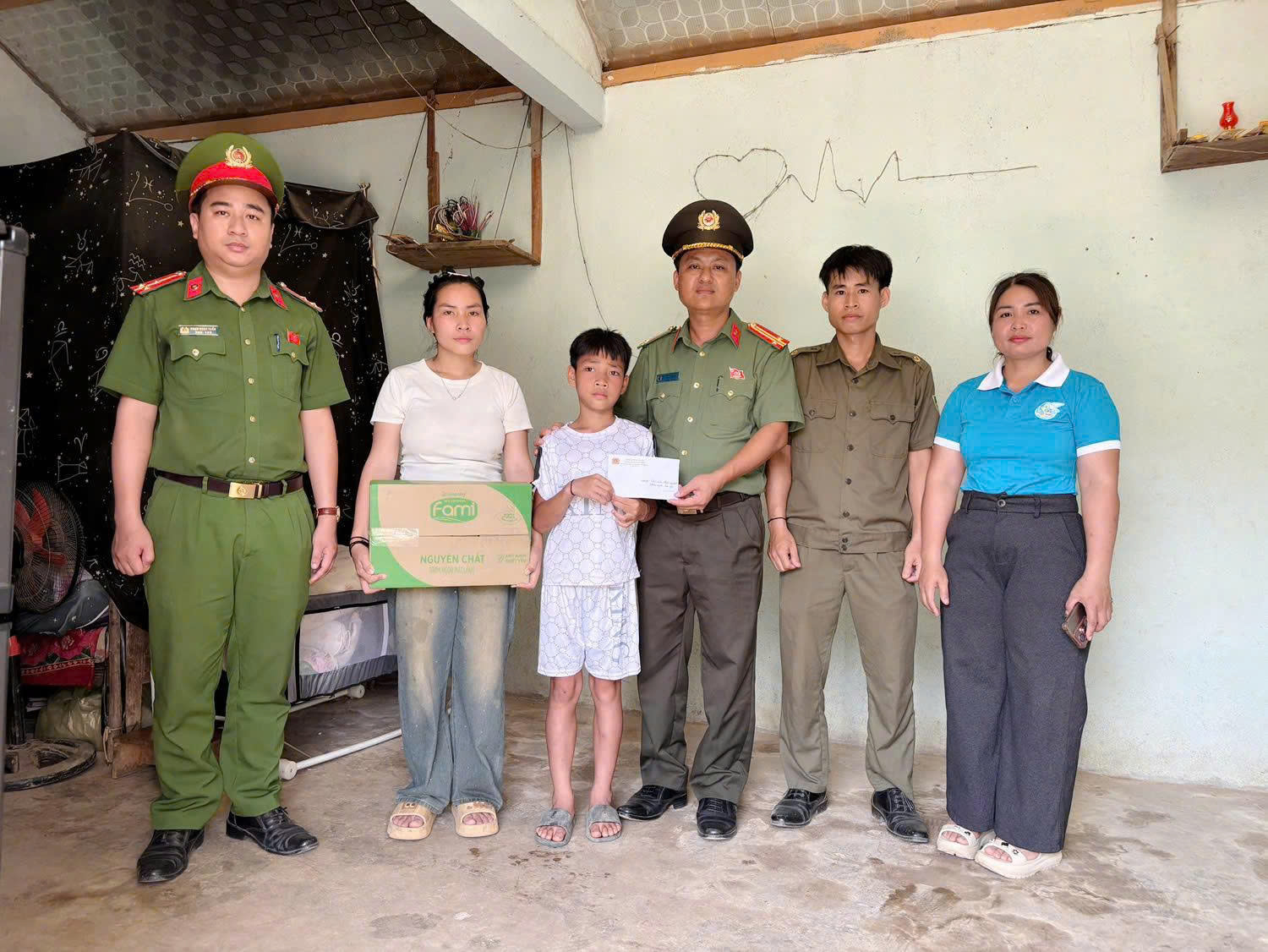 Công an xã Tam Thái tặng quà “con nuôi” của đơn vị
