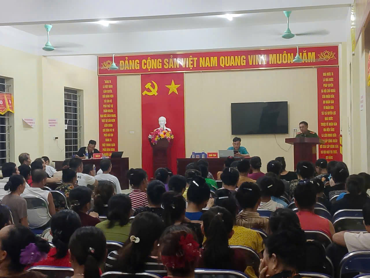 Công an xã Hữu Khuông tuyên truyền, phổ biến pháp luật cho người dân