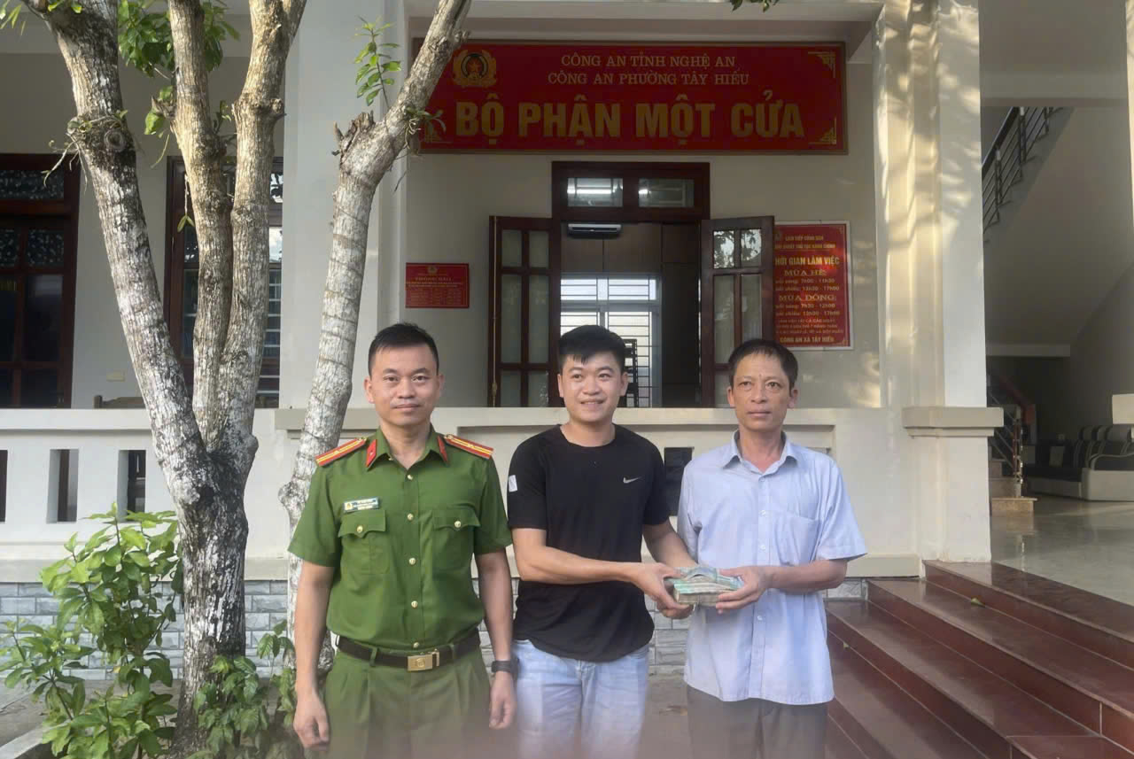 Công an phường Tây Hiếu hỗ trợ tìm kiếm, trao trả tài sản cho người dân đánh rơi