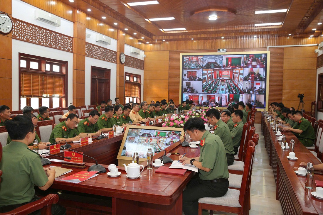 Hội nghị được tổ chức trực tiếp và trực tuyến từ điểm cầu Công an tỉnh đến điểm cầu Công an cấp xã