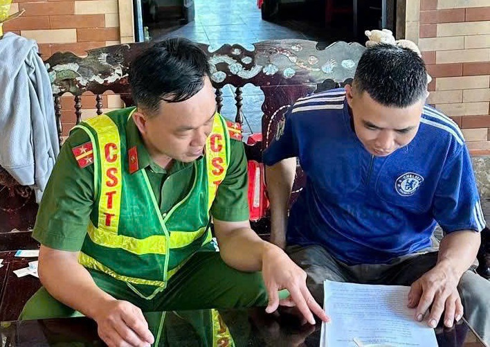 Công an xã Thiên Nhẫn tuyên truyền cơ sở kinh doanh dịch vụ sửa xe không 