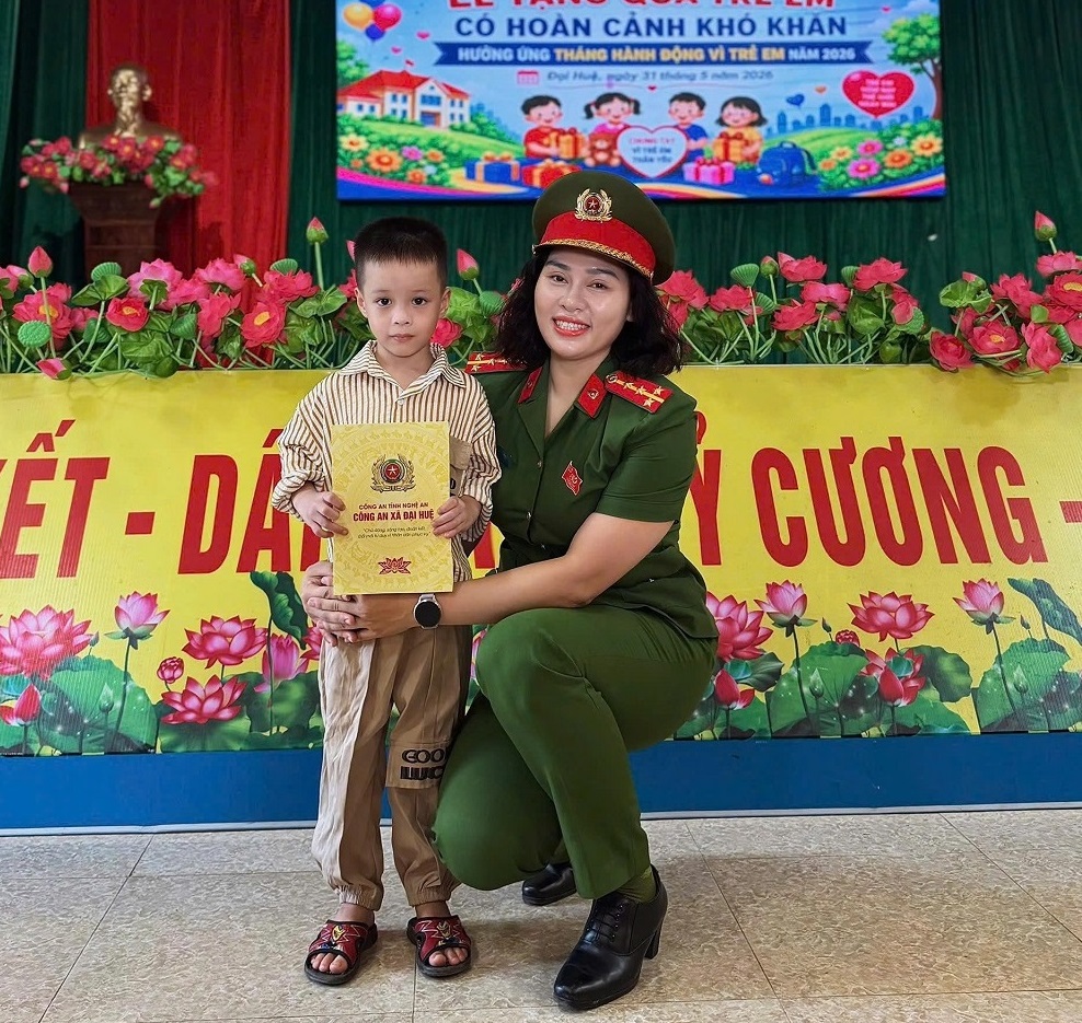 Công an xã tặng quà 