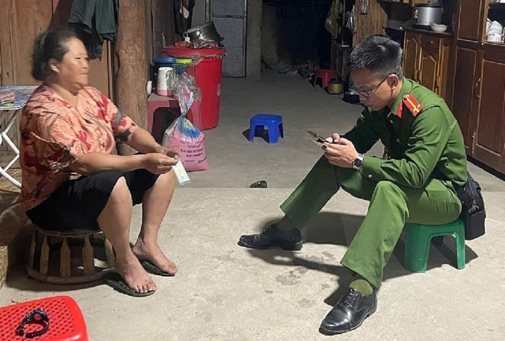 Công an xã tích hợp tài khoản an sinh xã hội trên ứng dụng VNeID cho người dân
