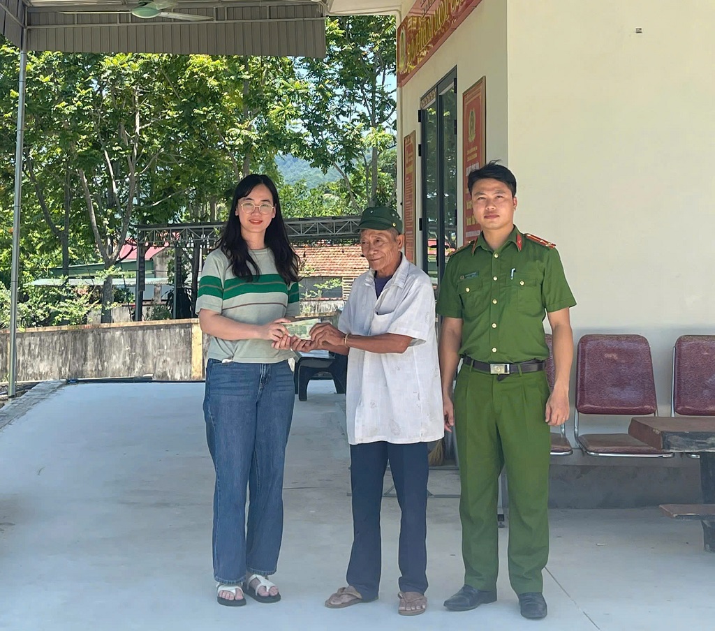 Chị Duyên nhận lại số tiền trong niềm xúc động
