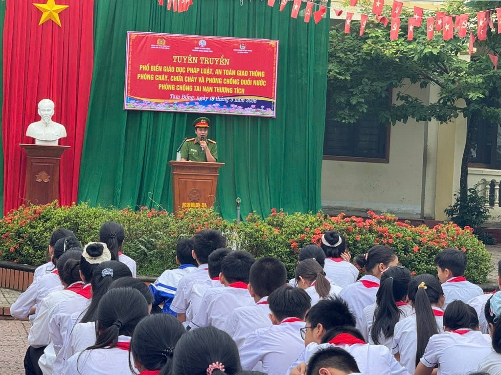 Chi đoàn Công an xã Tam Đồng tuyên truyền, phổ biến pháp luật