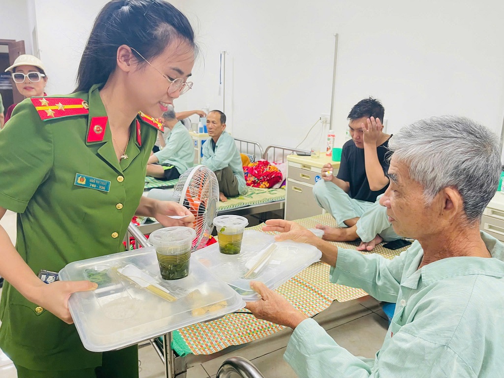 Công an xã Thiên Nhẫn phát cơm miễn phí tặng bệnh nhân