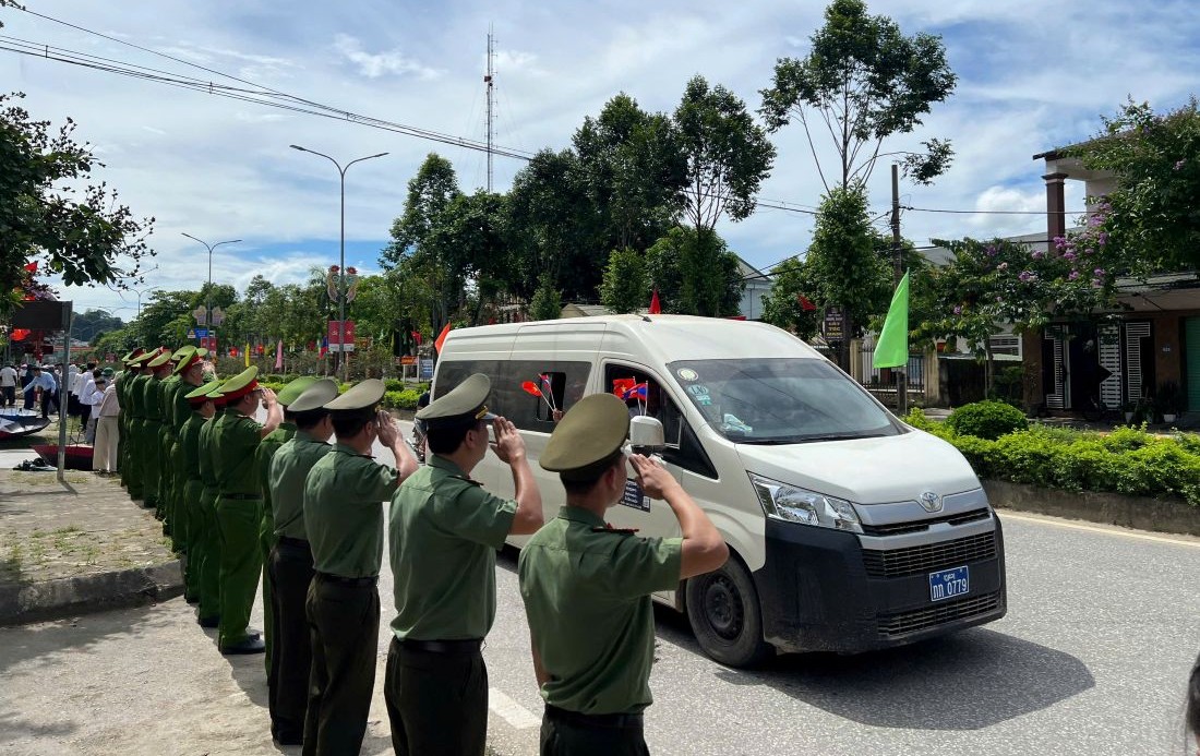 Đón hài cốt liệt sĩ quân tình nguyện Việt Nam hy sinh tại Lào trở về