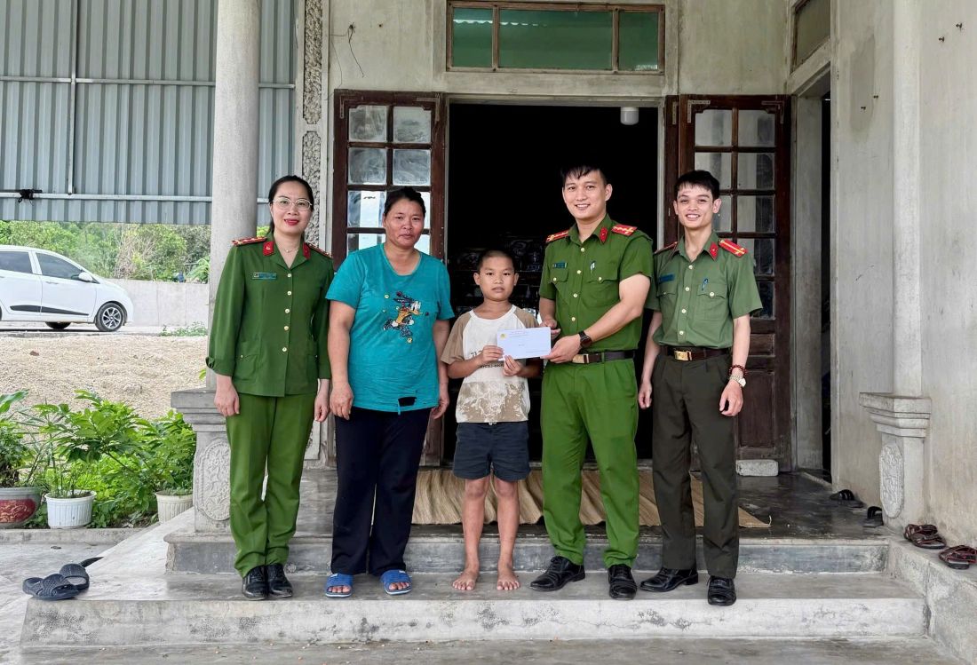 Công an phường trao quà trẻ em có hoàn cảnh khó khăn