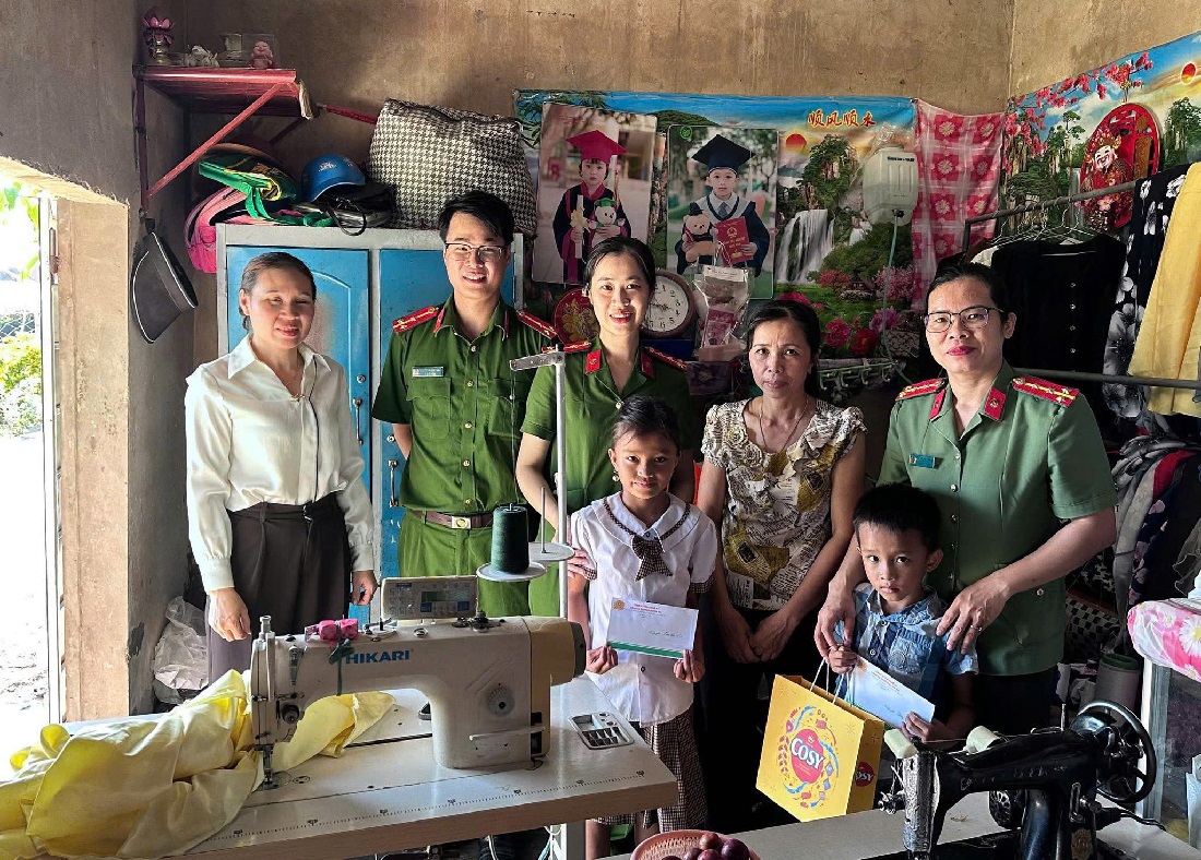 Thăm hỏi, tặng quà con đỡ đầu