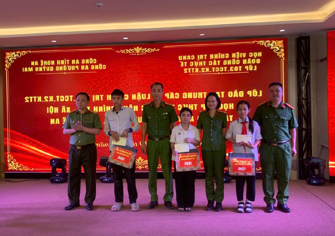 Học viện Chính trị CAND học tập thực tế tại phường Quỳnh Mai