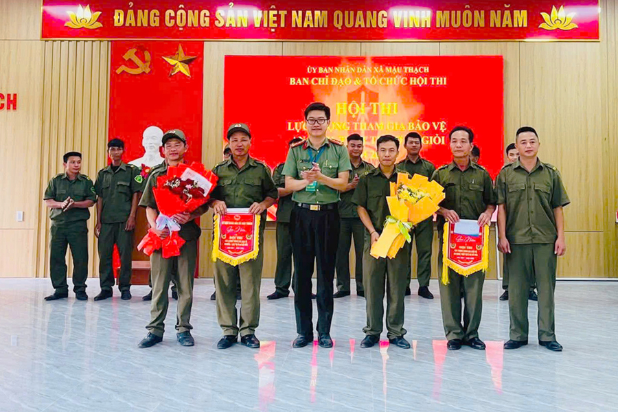 Trao thưởng cho đội thi đạt giải