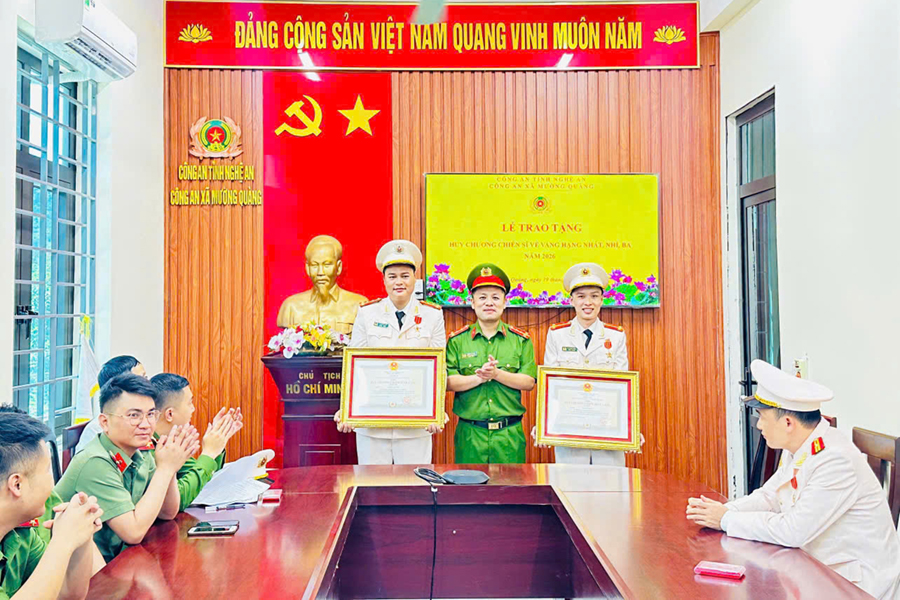Tổ chức Lễ trao tặng Huy chương Chiến sĩ vẻ vang