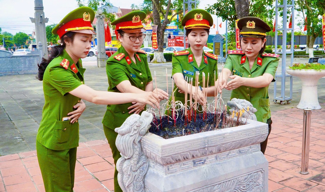 Công an xã Hưng Nguyên dâng hương tại di tích 