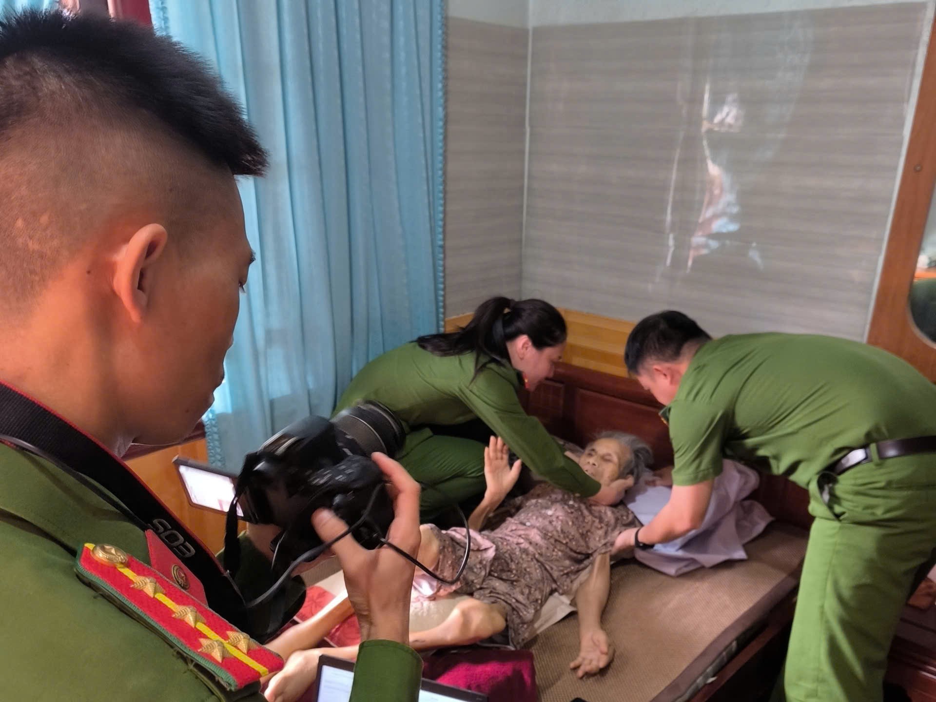 Công an phường đến tận nhà hỗ trợ thu nhận hồ sơ cấp căn cước cho người dân cao tuổi, sức khỏe yếu