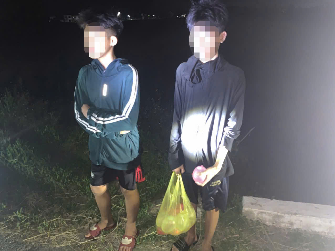 Công an xã Yên Trung xử lý trường hợp tụ tập, ném bóng nước vào người đi đường