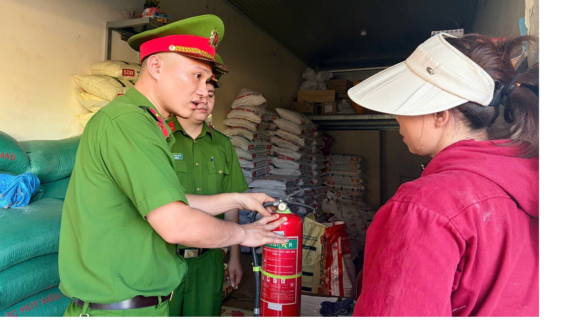 Công an xã Đông Lộc tuyên truyền pháp luật, hướng dẫn kỹ năng phòng cháy chữa cháy cho người dân